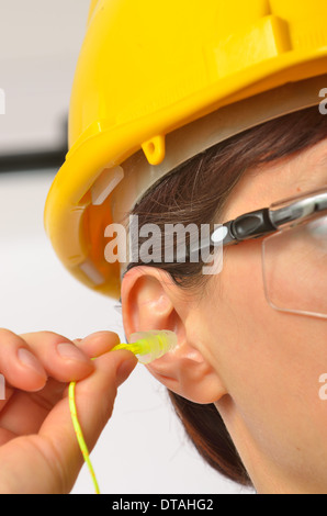 Details der Frau mit schützenden Ohrstöpsel Stockfoto