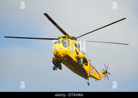 Ein gelber RAF Sea King-Rettungshubschrauber in der Luft. Stockfoto