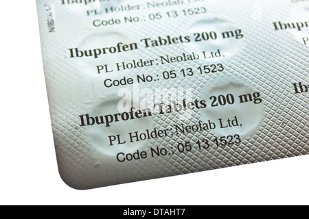 Blisterpackung von Ibuprofen 200mg Tabletten auf weißem Hintergrund Stockfoto