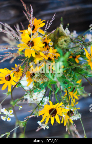 Wilde Blumen in einer Vase auf ein Abendessen im freien Hof Stockfoto