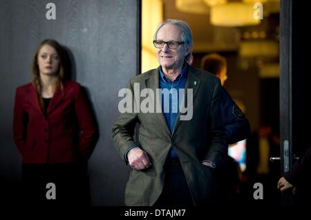 Berlin, Deutschland. 13. Februar 2014. Britischer Regisseur Ken Loach kommt für einen Fototermin auf der 64. Berlinale in Berlin, Deutschland, 13. Februar 2014. Loach erhält den Goldenen Ehrenbären der Berlinale am 13. Februar. Das Filmfestival läuft vom 06 bis 16. Februar 2014. Foto: Daniel Naupold/Dpa/Alamy Live News Stockfoto