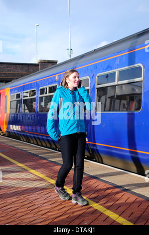 Junge Frauen Telefon Bahnhof Bahnsteig. Stockfoto