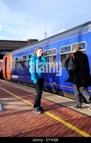 Junge Frauen Telefon Bahnhof Bahnsteig. Stockfoto