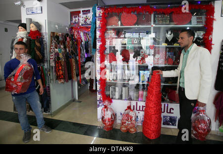 Jerusalem, Jerusalem, Palästina. 13. Februar 2014. Eine palästinensische Hersteller zeigt Geschenk in seinem Laden vor Valentinstag in Jerusalem am 13. Februar 2014. Valentinstag ist zunehmend beliebt bei jüngeren Palästinenser, von denen viele die Gewohnheit des Gebens Karten, Schokolade und Geschenke für ihre liebsten aufgegriffen haben, zur Feier des Tages Credit: Saeed Qaq/APA Images/ZUMAPRESS.com/Alamy Live News Stockfoto