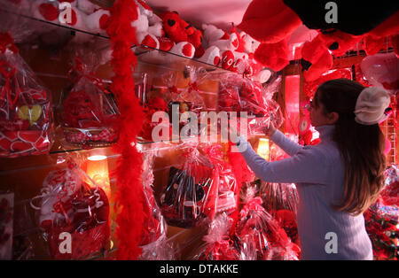 Jerusalem, Jerusalem, Palästina. 13. Februar 2014. Eine palästinensische Hersteller zeigt Geschenk in seinem Laden vor Valentinstag in Jerusalem am 13. Februar 2014. Valentinstag ist zunehmend beliebt bei jüngeren Palästinenser, von denen viele die Gewohnheit des Gebens Karten, Schokolade und Geschenke für ihre liebsten aufgegriffen haben, zur Feier des Tages Credit: Saeed Qaq/APA Images/ZUMAPRESS.com/Alamy Live News Stockfoto