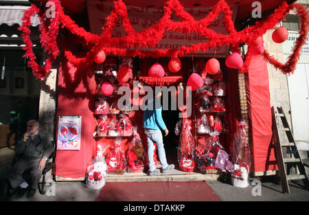 Jerusalem, Jerusalem, Palästina. 13. Februar 2014. Eine palästinensische Hersteller zeigt Geschenk in seinem Laden vor Valentinstag in Jerusalem am 13. Februar 2014. Valentinstag ist zunehmend beliebt bei jüngeren Palästinenser, von denen viele die Gewohnheit des Gebens Karten, Schokolade und Geschenke für ihre liebsten aufgegriffen haben, zur Feier des Tages Credit: Saeed Qaq/APA Images/ZUMAPRESS.com/Alamy Live News Stockfoto