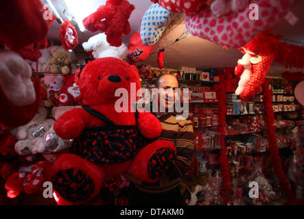 Jerusalem, Jerusalem, Palästina. 13. Februar 2014. Eine palästinensische Hersteller zeigt Geschenk in seinem Laden vor Valentinstag in Jerusalem am 13. Februar 2014. Valentinstag ist zunehmend beliebt bei jüngeren Palästinenser, von denen viele die Gewohnheit des Gebens Karten, Schokolade und Geschenke für ihre liebsten aufgegriffen haben, zur Feier des Tages Credit: Saeed Qaq/APA Images/ZUMAPRESS.com/Alamy Live News Stockfoto