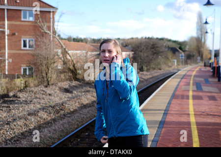 Junge Frauen Telefon Bahnhof Bahnsteig. Stockfoto