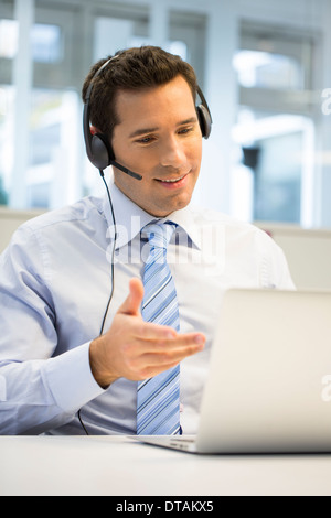 Kaufmann im Büro am Telefon mit Kopfhörer, Hotline Stockfoto