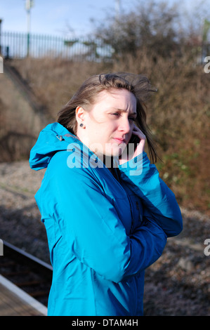 Junge Frauen Telefon Bahnhof Bahnsteig. Stockfoto