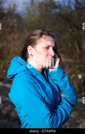 Junge Frauen Telefon Bahnhof Bahnsteig. Stockfoto