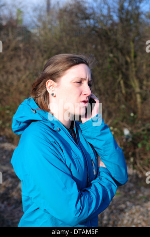 Junge Frauen Telefon Bahnhof Bahnsteig. Stockfoto