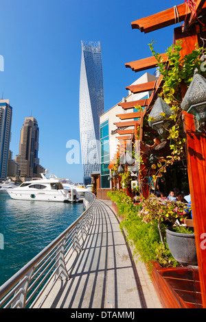 Dubai Marina, Restaurant und twisted Tower auf der Rückseite Stockfoto