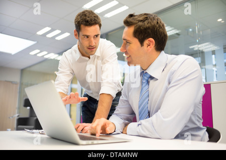 Zwei Unternehmer arbeiten am Computer im Büro Stockfoto