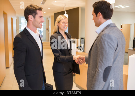 Geschäftsfrau Geschäftsmann Büro glücklich gut aussehend Stockfoto