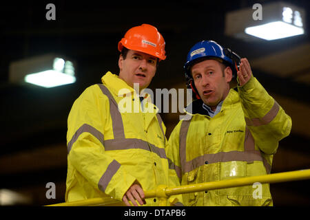 Fracht, Cumbria. 13. Februar 2014. Der Schatzkanzler George Osborne MP Besuche der BSW Timber Sägewerk bei Cargo, Carlisle. Herr Osborne tourte die Carlisle-Mühle wie BSW Timber offenbart, dass sie bei ihrer Carlisle und Dalbeattie Sägewerke 60 neue Arbeitsplätze schufen. George Osborne MP (links) Chats mit BSW-Mitarbeiter Mark Smith: 13. Februar 2014 STUART WALKER Stuart Walker Fotografie 2014 Credit: STUART WALKER/Alamy Live News Stockfoto