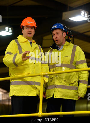 Fracht, Cumbria. 13. Februar 2014. Der Schatzkanzler George Osborne MP Besuche der BSW Timber Sägewerk bei Cargo, Carlisle. Herr Osborne tourte die Carlisle-Mühle wie BSW Timber offenbart, dass sie bei ihrer Carlisle und Dalbeattie Sägewerke 60 neue Arbeitsplätze schufen. George Osborne MP (links) Chats mit BSW-Mitarbeiter Mark Smith: 13. Februar 2014 STUART WALKER Stuart Walker Fotografie 2014 Credit: STUART WALKER/Alamy Live News Stockfoto