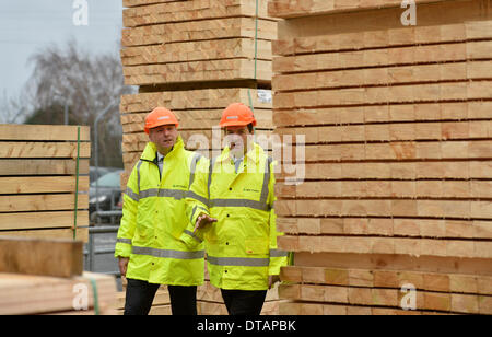 Fracht, Cumbria. 13. Februar 2014. Der Schatzkanzler George Osborne MP Besuche der BSW Timber Sägewerk bei Cargo, Carlisle. Herr Osborne tourte die Carlisle-Mühle wie BSW Timber offenbart, dass sie bei ihrer Carlisle und Dalbeattie Sägewerke 60 neue Arbeitsplätze schufen. Carlisle MP John Stevenson (links) mit George Osborne MP: 13. Februar 2014 STUART WALKER Stuart Walker Fotografie 2014 Credit: STUART WALKER/Alamy Live News Stockfoto