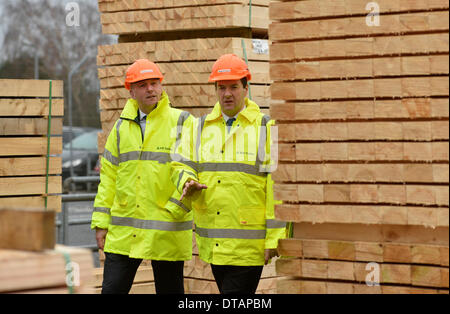 Fracht, Cumbria. 13. Februar 2014. Der Schatzkanzler George Osborne MP Besuche der BSW Timber Sägewerk bei Cargo, Carlisle. Herr Osborne tourte die Carlisle-Mühle wie BSW Timber offenbart, dass sie bei ihrer Carlisle und Dalbeattie Sägewerke 60 neue Arbeitsplätze schufen. Carlisle MP John Stevenson (links) mit George Osborne MP: 13. Februar 2014 STUART WALKER Stuart Walker Fotografie 2014 Credit: STUART WALKER/Alamy Live News Stockfoto