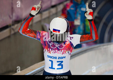 Sotschi, Krasnodar Krai, Rußland. 13. Februar 2014. Olga POLYLITSINA (RUS) reagiert nach Abschluss ihres zweiten Lauf der Skelett-Wettbewerb der Frauen bei den Sanki Sliding Centre, Mountain Cluster - XXII Olympische Winter-Spiele-Credit: Action Plus Sport/Alamy Live News Stockfoto