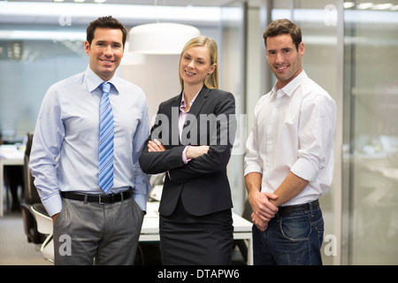 Porträt des Lächelns Business-Team im Büro, auf der Kamera Suche Stockfoto