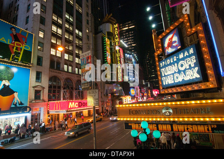 42nd Street bei Nacht, Midtown Manhattan New York City USA Stockfoto