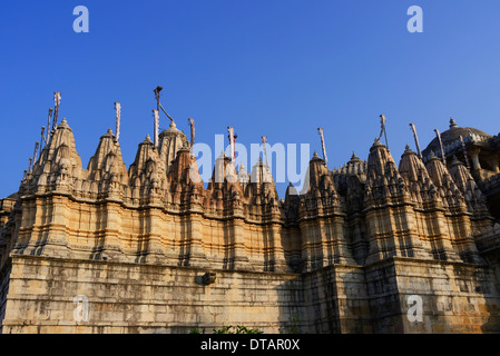 Ranakpur Tempel des Jainismus bekannt für ihre geschnitzten Säulen und historische Architektur, Rajasthan Indien. Stockfoto
