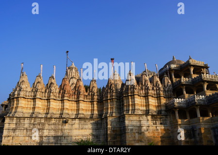 Ranakpur Tempel des Jainismus bekannt für ihre geschnitzten Säulen und historische Architektur, Rajasthan Indien. Stockfoto