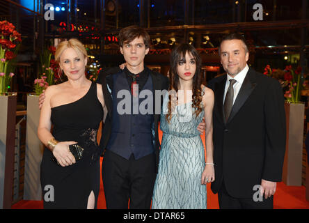 Berlin, Deutschland. 13. Februar 2014. US-Schauspieler Patricia Arquette (L), Lorelei Linklater (2-R), Schauspieler Ellar Coltrane (2 L) und US-Regisseur Richard Linklater kommen zur Premiere des Films "Kindheit" auf der 64. Internationalen Filmfestspiele Berlinale in Berlin, Deutschland, 13. Februar 2014. Der Film wird im offiziellen Wettbewerb der Berlinale präsentiert die vom 06. bis 16. Februar 2014 läuft. Foto: JENS KALAENE/Dpa/Alamy Live News Stockfoto