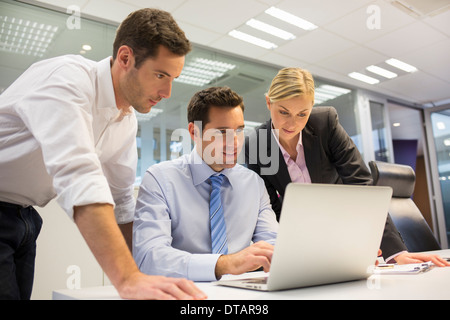 Ein Team von drei in Büro und Planungsarbeiten Stockfoto