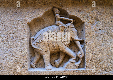 Tierische & menschlichen Figuren geschnitzt auf Wand Steinen von Lodhurva oder Lodrawa Jain Tempel Jaisalmer, Rajasthan, Indien. Stockfoto