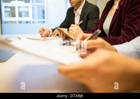 Nahaufnahme der Geschäftsfrau Hände schreiben auf TabletPC während eines Meetings Stockfoto