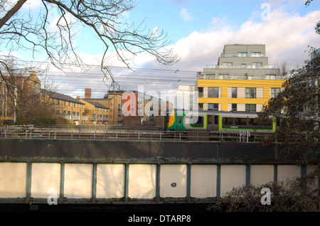 London Midland Pendler elektrische mehrfache Maßeinheit (EMU) Zug überquert der Regent Canal in Camden in London, England Stockfoto