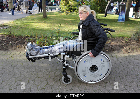 Hannover, Deutschland, ist Frau mit unteren Bein Orthese im Rollstuhl Stockfoto