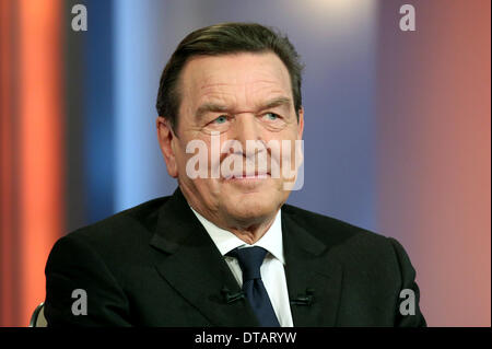 Hamburg, Deutschland. 13. Februar 2014. Der ehemalige deutsche Bundeskanzler Gerhard Schroeder (SPD) sitzt vor der Aufzeichnung von TV-Talkshow "Beckmann" im TV-Studio in Hamburg, Deutschland, 13. Februar 2014. Die Show wird am 13. Februar 2014 um 22:55 von ARD (erste deutsche Fernsehen) ausgestrahlt. Foto: Bodo Marks/Dpa/Alamy Live News Stockfoto