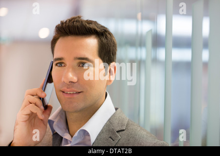 Gut aussehend Geschäftsmann reden über Handy Stockfoto