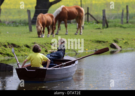 Prangender Dorf, Deutschland, Kinder sitzen in einem Ruderboot Stockfoto