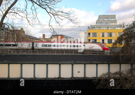 Virgin Pendolino West Coast mainline high-Speed inter City Zug überquert der Regent Canal in Camden in London, England Stockfoto