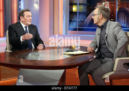 Hamburg, Deutschland. 13. Februar 2014. Der ehemalige deutsche Bundeskanzler Gerhard Schroeder (SPD, L) und TV-Moderator Reinhold Beckmann reden miteinander vor der Aufnahme von TV-Talkshow "Beckmann" im TV-Studio in Hamburg, Germany, 13. Februar 2014. Die Show wird am 13. Februar 2014 um 22:55 von ARD (erste deutsche Fernsehen) ausgestrahlt. Foto: Bodo Marks/Dpa/Alamy Live News Stockfoto