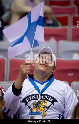 Sotschi, Russland. 13. Februar 2014. Finnische Fan anzeigen Support for-Team während der Finnland-Österreich-Männer-Eishockey-Spiel am Bolschoi Ice Dome während der Olympischen Winterspiele 2014 in Sotschi. Bildnachweis: Paul Kitagaki Jr./ZUMAPRESS.com/Alamy Live-Nachrichten Stockfoto