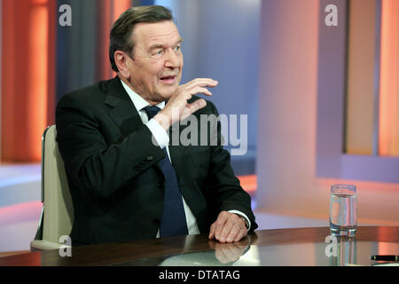 Hamburg, Deutschland. 13. Februar 2014. Der ehemalige deutsche Bundeskanzler Gerhard Schroeder (SPD) sitzt vor der Aufzeichnung von TV-Talkshow "Beckmann" im TV-Studio in Hamburg, Deutschland, 13. Februar 2014. Die Show wird am 13. Februar 2014 um 22:55 von ARD (erste deutsche Fernsehen) ausgestrahlt. Foto: Bodo Marks/Dpa/Alamy Live News Stockfoto