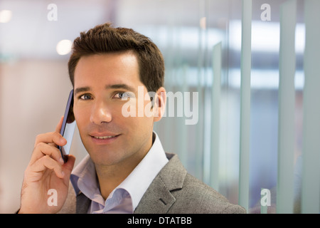 Gut aussehend Geschäftsmann sprechen auf Smartphone, Kamera suchen Stockfoto