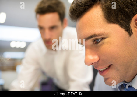 Zwei Händler, die im Büro arbeiten Stockfoto