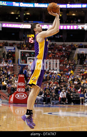 7. Februar 2014: Los Angeles Lakers Power-forward erschießt Ryan Kelly (4) den Ball während der NBA-Spiel zwischen den Los Angeles Lakers und die Philadelphia 76ers im Wells Fargo Center in Philadelphia, Pennsylvania. Die Lakers gewannen 112 / 98. (Christopher Szagola/Cal Sport Media) Stockfoto