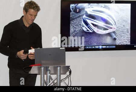 London, UK. 13. Februar 2014. Britischer Ruderer James Cracknell spricht über seine Abenteuer auf den Südpol und seinem Fahrradunfall in Amerika auf die Outdoor-Abenteuer und Travel Show bei der Londoner Excel Centre 13. 02.2014 Credit: Theodore Liasi/ZUMAPRESS.com/Alamy Live-Nachrichten Stockfoto