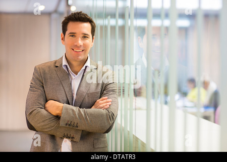 Porträt von lächelnden schönen Geschäftsmann in Büro, Kamera suchen Stockfoto