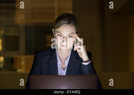 Porträt der Geschäftsfrau arbeiten spät in seinem Büro auf laptop Stockfoto