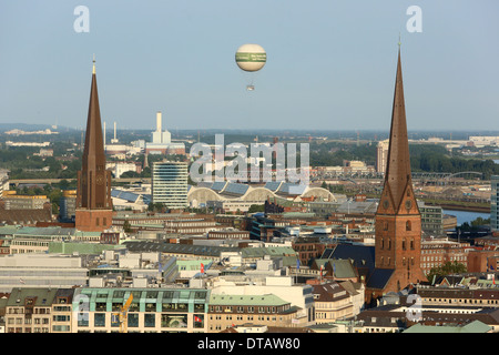 Hamburg, Deutschland, Blick auf die Jakobikirche (links) und St.-Petri Kirche Stockfoto