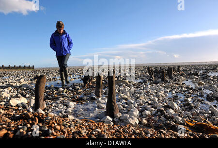 Den letzten Stürme und Fluten haben alte 2. Weltkrieg Küstenschutzes entlang der Strände bei Ferring in der Nähe von Worthing Uk ausgegraben. Stockfoto