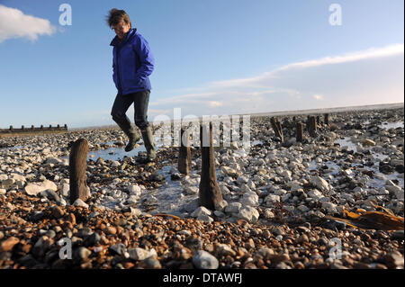Den letzten Stürme und Fluten haben alte 2. Weltkrieg Küstenschutzes entlang der Strände bei Ferring in der Nähe von Worthing UK ausgegraben. Stockfoto